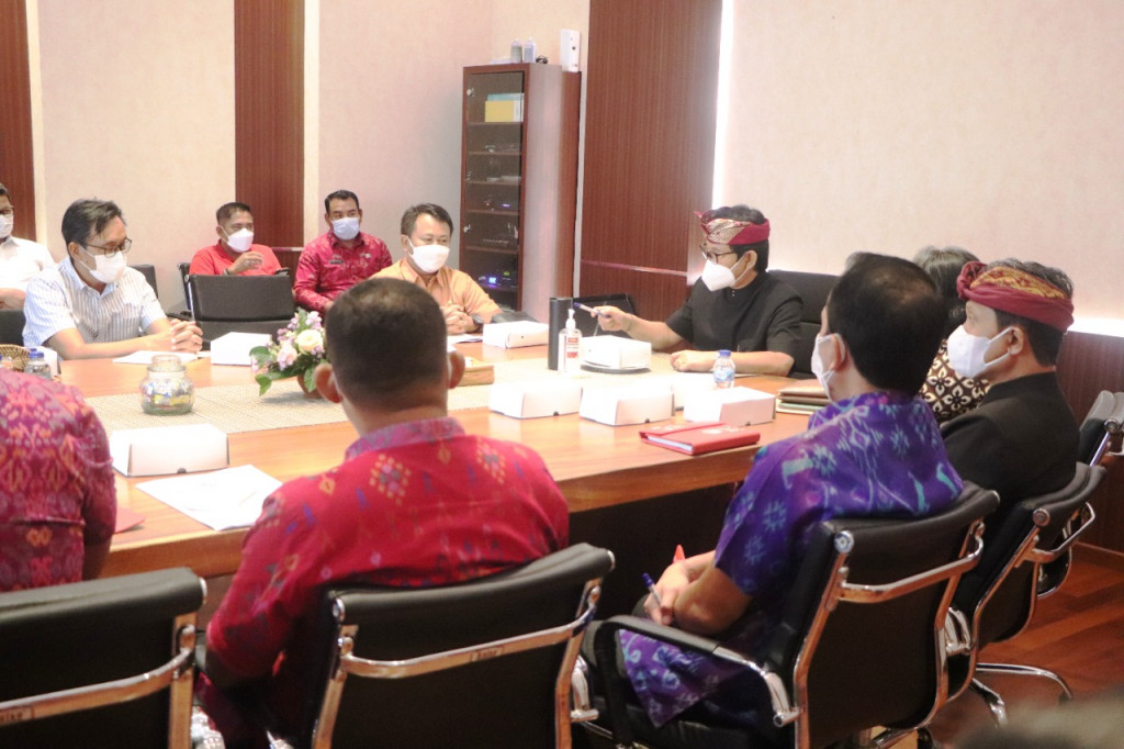 Sekda Badung Adi Arnawa Pimpin Rapat Terkait TPST Di Desa Mengwitani